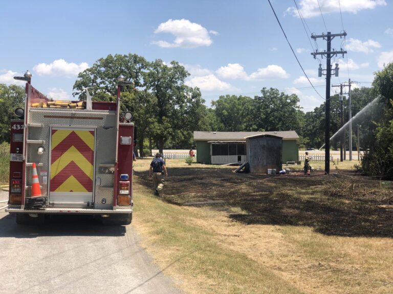 Firefighters quickly extinguish grassfire near Highway 21 in Brazos County