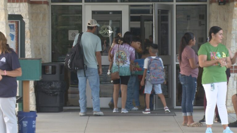 Bonham Elementary employees, leaders welcome students into new year