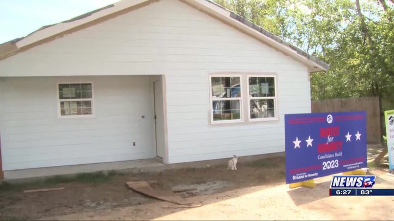 Candidates Build with Habitat for Humanity