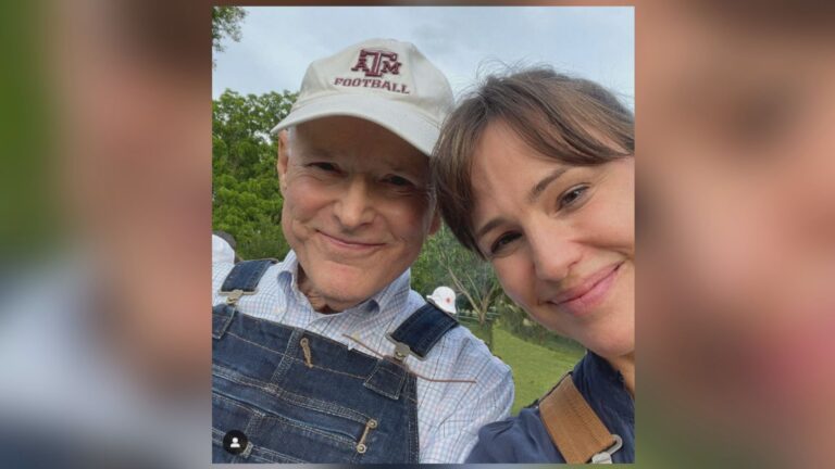 Jennifer Garner’s father, an Aggie, passes away at 85