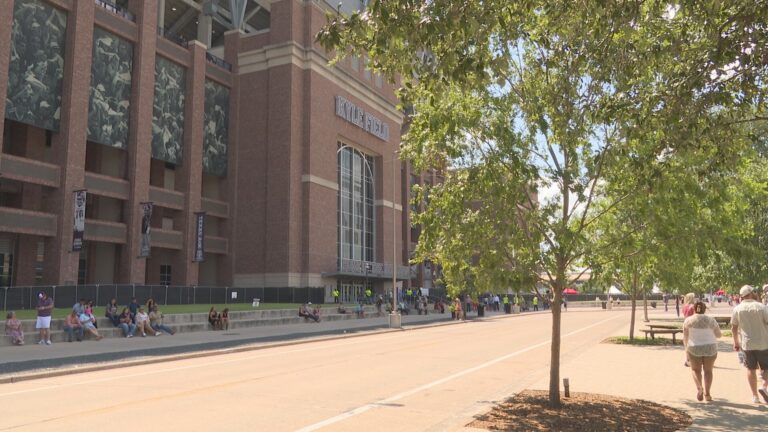 Thousands flock to see the King of Country at Kyle Field