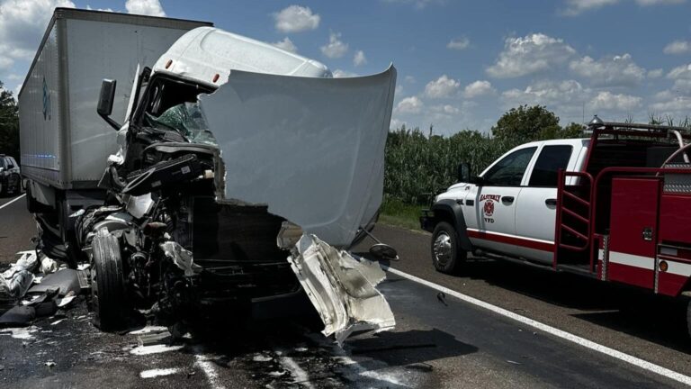 18-wheeler wreck shuts down stretch of HWY 79 in Robertson County